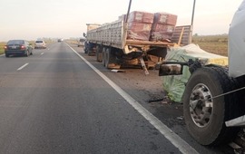 Pese a que los dos camiones terminaron en la banquina, la circulaci&oacute;n estuvo restringida.