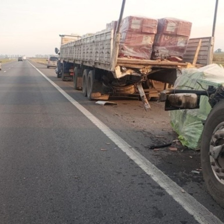 Pese a que los dos camiones terminaron en la banquina, la circulaci&oacute;n estuvo restringida.
