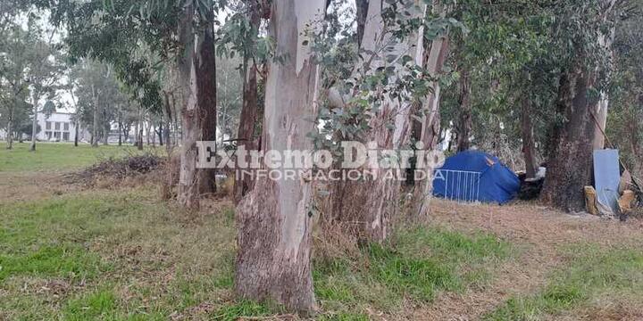 Imagen de Una pareja acampa frente al Cementerio San Roque y necesita ayuda
