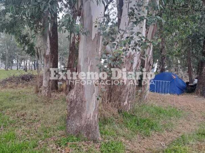 Imagen de Una pareja acampa frente al Cementerio San Roque y necesita ayuda