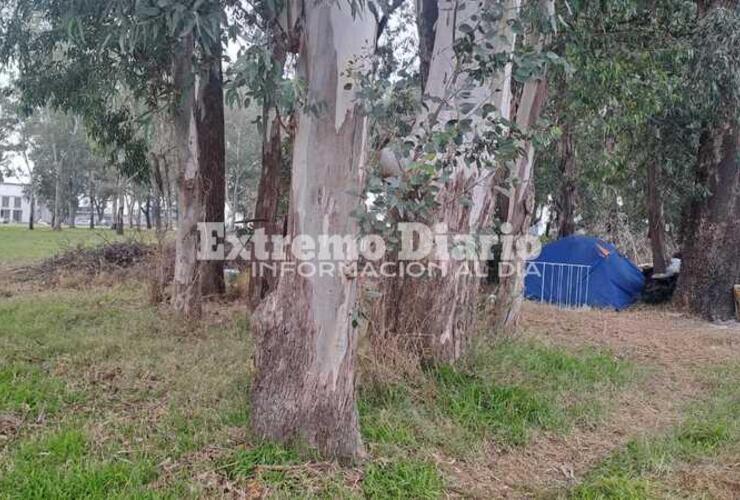Imagen de Una pareja acampa frente al Cementerio San Roque y necesita ayuda
