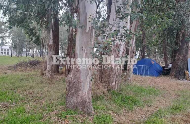 Imagen de Una pareja acampa frente al Cementerio San Roque y necesita ayuda