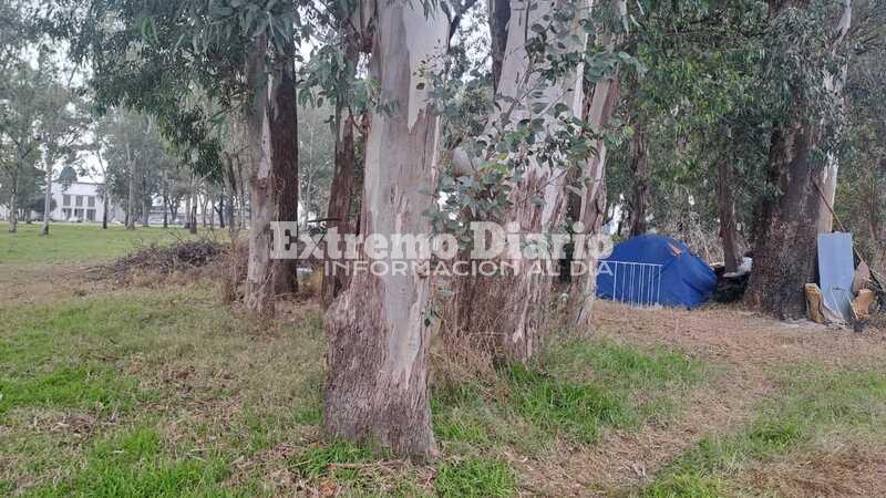Imagen de Una pareja acampa frente al Cementerio San Roque y necesita ayuda
