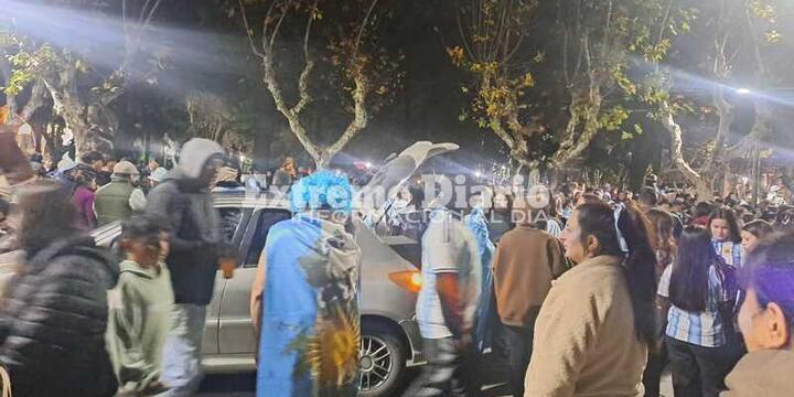 Imagen de EL CENTRO SE TI&Ntilde;&Oacute; DE CELESTE Y BLANCO: Multitudinario festejo en Arroyo Seco tras el pase de la Selecci&oacute;n a semifinales