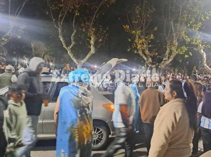 Imagen de EL CENTRO SE TI&Ntilde;&Oacute; DE CELESTE Y BLANCO: Multitudinario festejo en Arroyo Seco tras el pase de la Selecci&oacute;n a semifinales