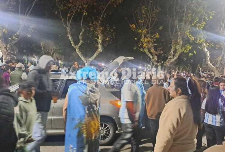 Imagen de EL CENTRO SE TI&Ntilde;&Oacute; DE CELESTE Y BLANCO: Multitudinario festejo en Arroyo Seco tras el pase de la Selecci&oacute;n a semifinales
