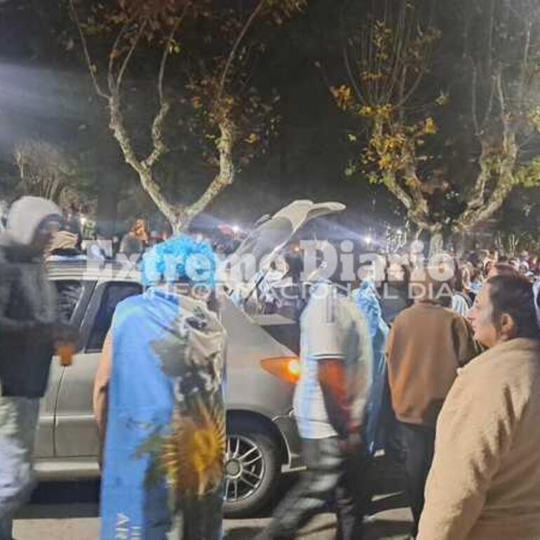 Imagen de EL CENTRO SE TI&Ntilde;&Oacute; DE CELESTE Y BLANCO: Multitudinario festejo en Arroyo Seco tras el pase de la Selecci&oacute;n a semifinales