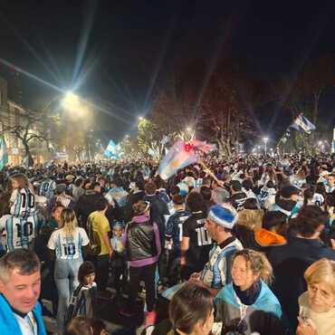Imagen de La Plaza 9 de Julio volvi&oacute; a ser el coraz&oacute;n de los festejos por Argentina