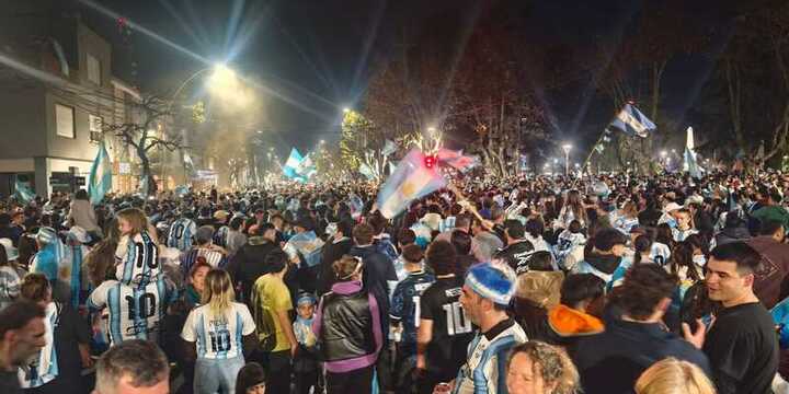 Imagen de La Plaza 9 de Julio volvi&oacute; a ser el coraz&oacute;n de los festejos por Argentina