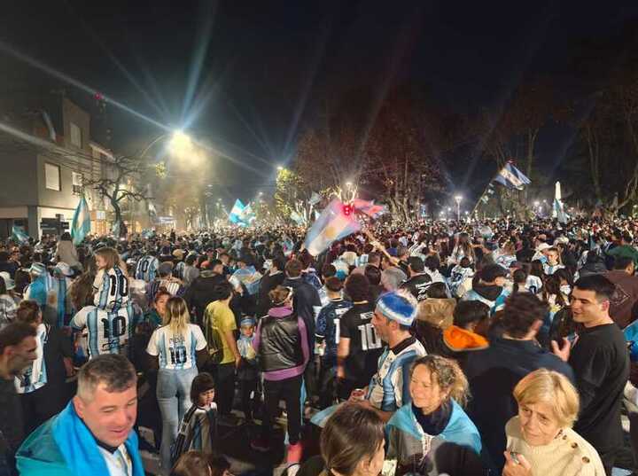 Imagen de La Plaza 9 de Julio volvi&oacute; a ser el coraz&oacute;n de los festejos por Argentina