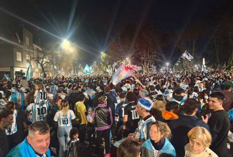 Imagen de La Plaza 9 de Julio volvi&oacute; a ser el coraz&oacute;n de los festejos por Argentina