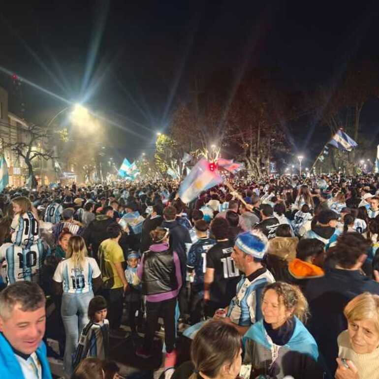 Imagen de La Plaza 9 de Julio volvi&oacute; a ser el coraz&oacute;n de los festejos por Argentina