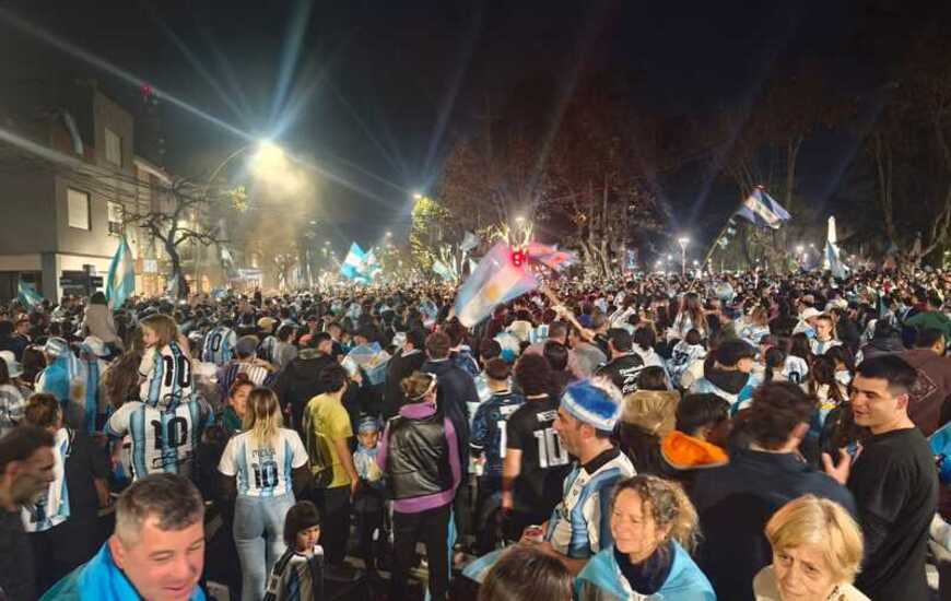 Imagen de La Plaza 9 de Julio volvi&oacute; a ser el coraz&oacute;n de los festejos por Argentina