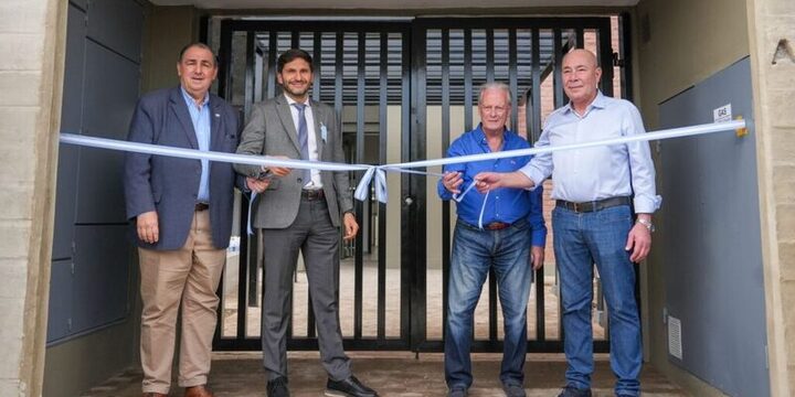 Imagen de Pullaro entreg&oacute; 68 departamentos a afiliados de UPCN y anunci&oacute; nuevas viviendas para el gremio en Santa Fe