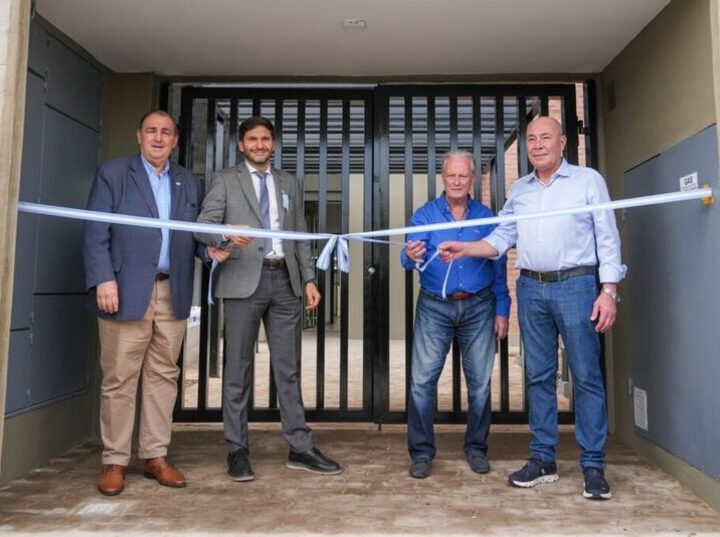 Imagen de Pullaro entreg&oacute; 68 departamentos a afiliados de UPCN y anunci&oacute; nuevas viviendas para el gremio en Santa Fe