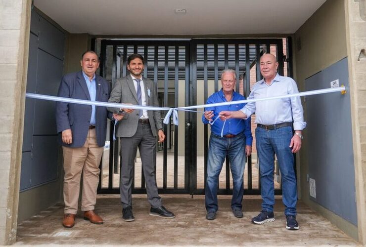 Imagen de Pullaro entreg&oacute; 68 departamentos a afiliados de UPCN y anunci&oacute; nuevas viviendas para el gremio en Santa Fe