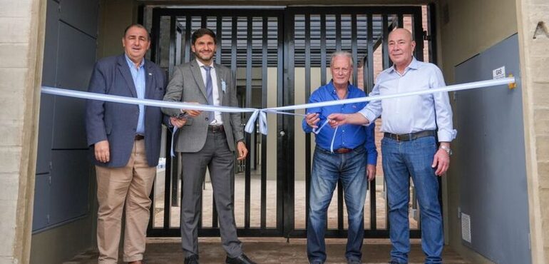 Imagen de Pullaro entreg&oacute; 68 departamentos a afiliados de UPCN y anunci&oacute; nuevas viviendas para el gremio en Santa Fe