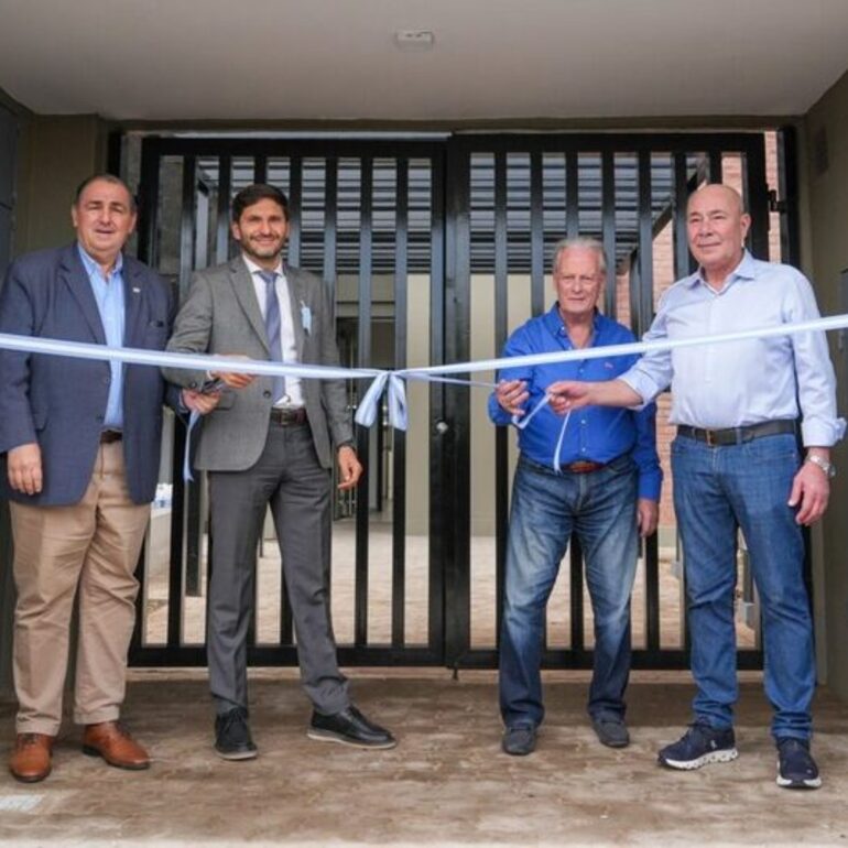 Imagen de Pullaro entreg&oacute; 68 departamentos a afiliados de UPCN y anunci&oacute; nuevas viviendas para el gremio en Santa Fe