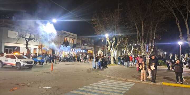 Imagen de Arroyo Seco acompa&ntilde;&oacute; a la Selecci&oacute;n con una emotiva celebraci&oacute;n en la tradicional esquina de Belgrano y Mitre