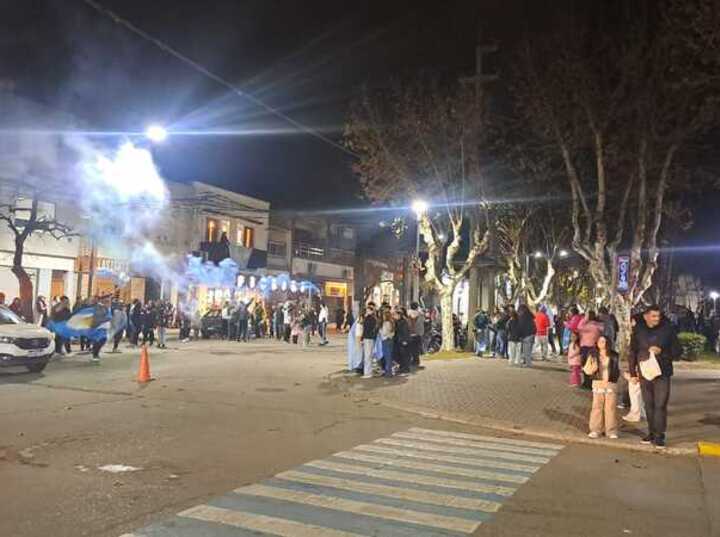 Imagen de Arroyo Seco acompa&ntilde;&oacute; a la Selecci&oacute;n con una emotiva celebraci&oacute;n en la tradicional esquina de Belgrano y Mitre