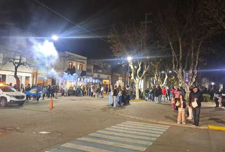 Imagen de Arroyo Seco acompa&ntilde;&oacute; a la Selecci&oacute;n con una emotiva celebraci&oacute;n en la tradicional esquina de Belgrano y Mitre