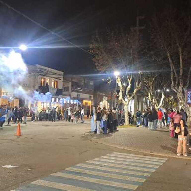 Imagen de Arroyo Seco acompa&ntilde;&oacute; a la Selecci&oacute;n con una emotiva celebraci&oacute;n en la tradicional esquina de Belgrano y Mitre