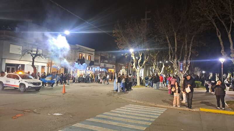 Imagen de Arroyo Seco acompa&ntilde;&oacute; a la Selecci&oacute;n con una emotiva celebraci&oacute;n en la tradicional esquina de Belgrano y Mitre