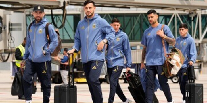 Imagen de La Selecci&oacute;n Argentina regresa hoy al pa&iacute;s tras la final del Mundial, con ausencias confirmadas de Messi y De Paul