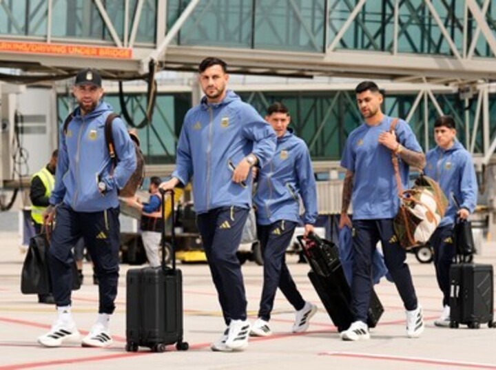 Imagen de La Selecci&oacute;n Argentina regresa hoy al pa&iacute;s tras la final del Mundial, con ausencias confirmadas de Messi y De Paul