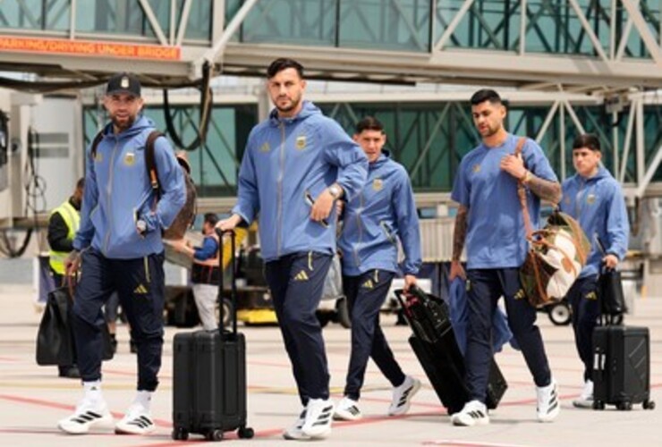 Imagen de La Selecci&oacute;n Argentina regresa hoy al pa&iacute;s tras la final del Mundial, con ausencias confirmadas de Messi y De Paul