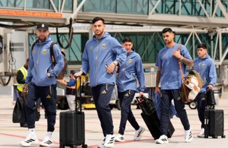 Imagen de La Selecci&oacute;n Argentina regresa hoy al pa&iacute;s tras la final del Mundial, con ausencias confirmadas de Messi y De Paul