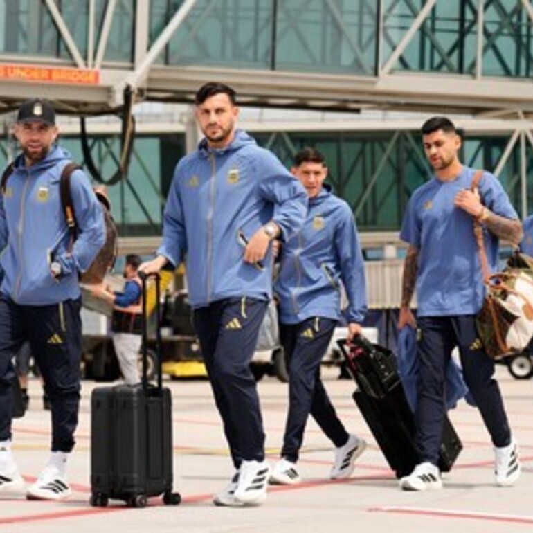 Imagen de La Selecci&oacute;n Argentina regresa hoy al pa&iacute;s tras la final del Mundial, con ausencias confirmadas de Messi y De Paul