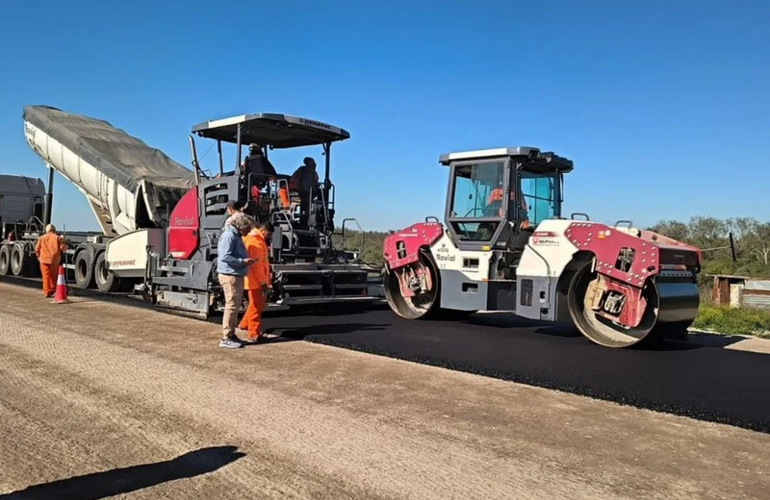 Imagen de Avanza la pavimentaci&oacute;n de calle Piedrabuena en Alvear: inversi&oacute;n de $8.100 millones para potenciar el tr&aacute;nsito pesado