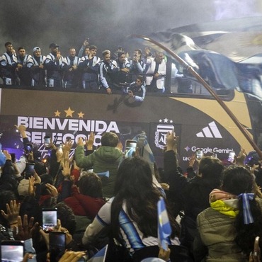 Imagen de La Selecci&oacute;n volvi&oacute; al pa&iacute;s y fue recibida por una multitud en Ezeiza