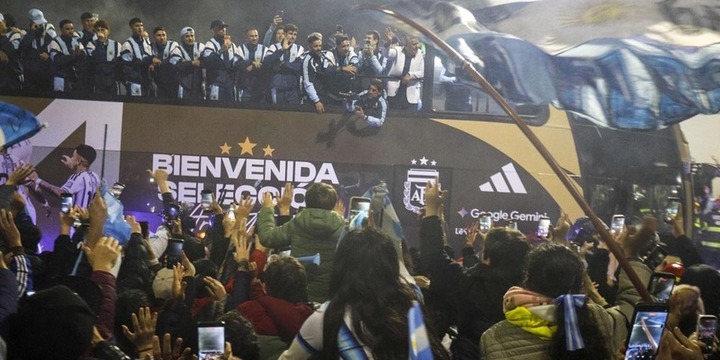 Imagen de La Selecci&oacute;n volvi&oacute; al pa&iacute;s y fue recibida por una multitud en Ezeiza