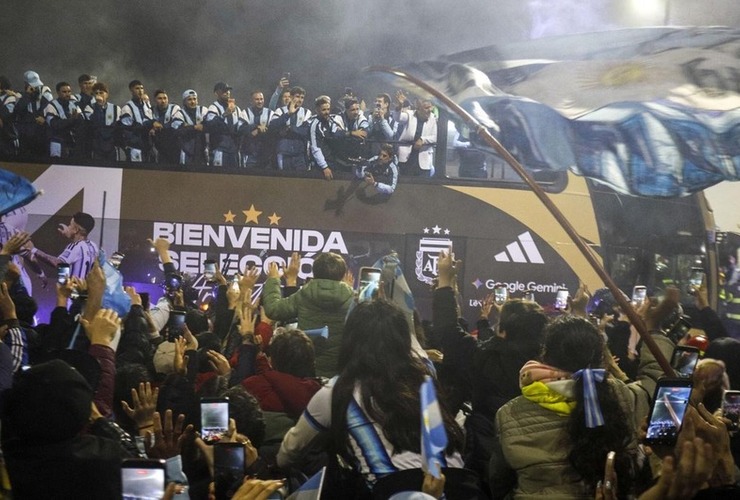 Imagen de La Selecci&oacute;n volvi&oacute; al pa&iacute;s y fue recibida por una multitud en Ezeiza