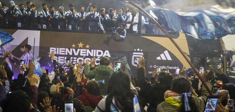 Imagen de La Selecci&oacute;n volvi&oacute; al pa&iacute;s y fue recibida por una multitud en Ezeiza