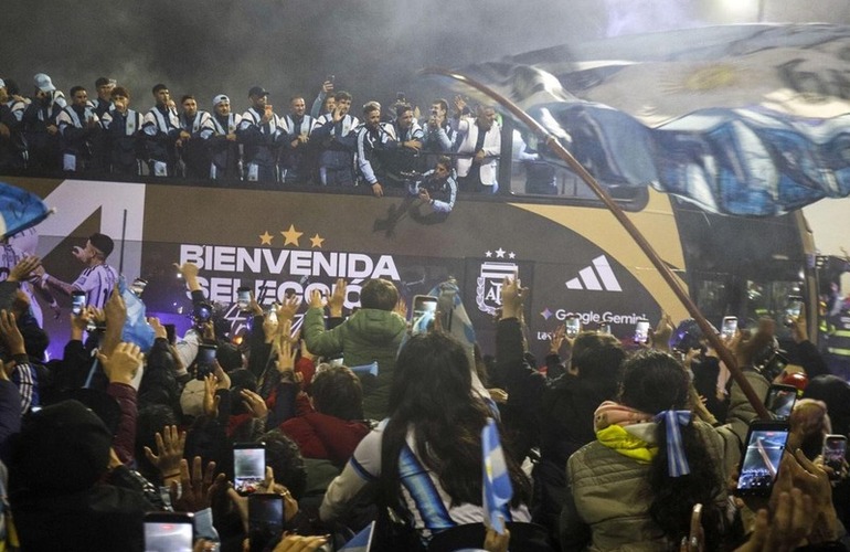 Imagen de La Selecci&oacute;n volvi&oacute; al pa&iacute;s y fue recibida por una multitud en Ezeiza