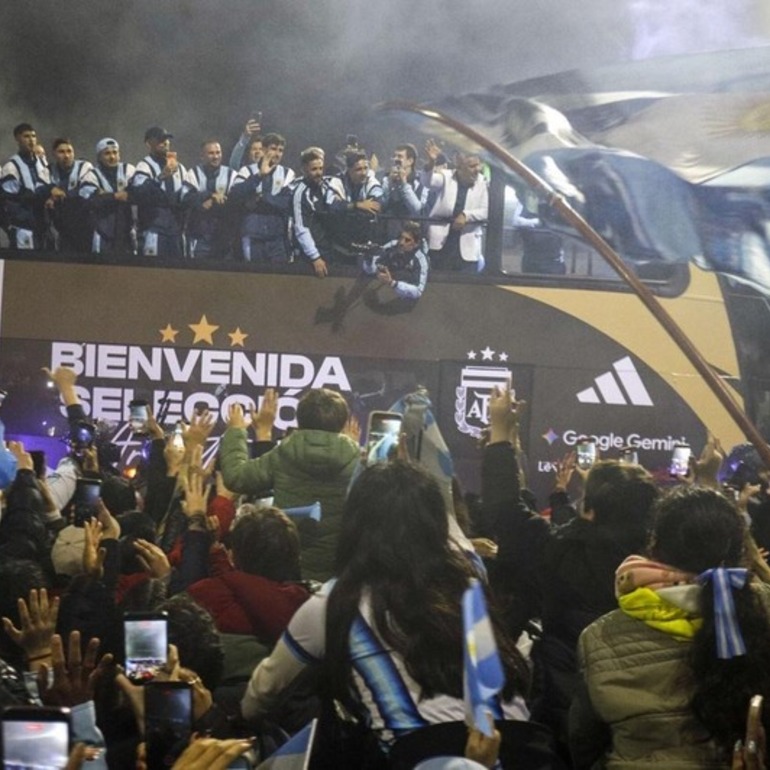 Imagen de La Selecci&oacute;n volvi&oacute; al pa&iacute;s y fue recibida por una multitud en Ezeiza