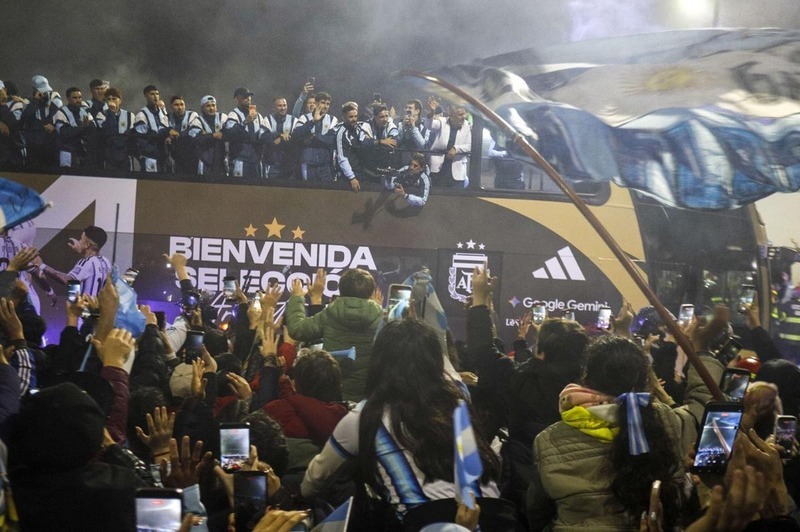 Imagen de La Selecci&oacute;n volvi&oacute; al pa&iacute;s y fue recibida por una multitud en Ezeiza