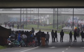 Imagen de Gendarmer&iacute;a aplic&oacute; el protocolo "antipiquetes" y liber&oacute; el tr&aacute;nsito sobre Circunvalaci&oacute;n en Rosario