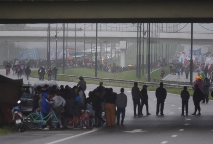 Imagen de Gendarmer&iacute;a aplic&oacute; el protocolo "antipiquetes" y liber&oacute; el tr&aacute;nsito sobre Circunvalaci&oacute;n en Rosario