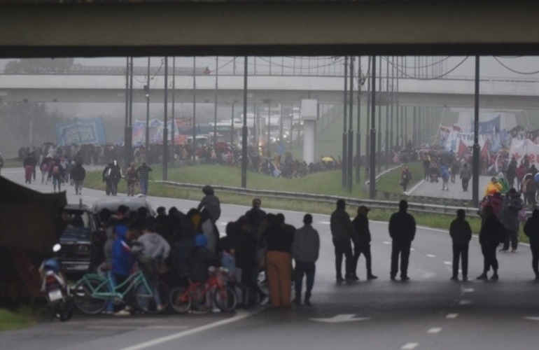 Imagen de Gendarmer&iacute;a aplic&oacute; el protocolo "antipiquetes" y liber&oacute; el tr&aacute;nsito sobre Circunvalaci&oacute;n en Rosario