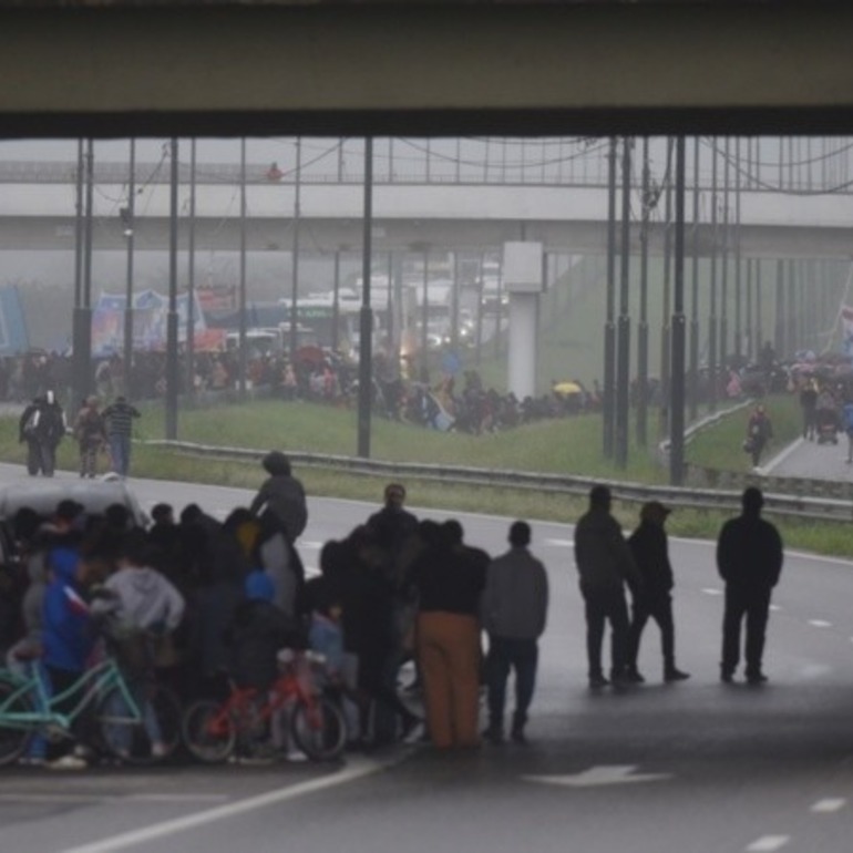 Imagen de Gendarmer&iacute;a aplic&oacute; el protocolo "antipiquetes" y liber&oacute; el tr&aacute;nsito sobre Circunvalaci&oacute;n en Rosario