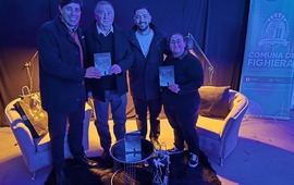 Imagen de Fighiera: El escritor local Alberto Aichino present&oacute; su novela de ciencia ficci&oacute;n �Destinos Truncados�