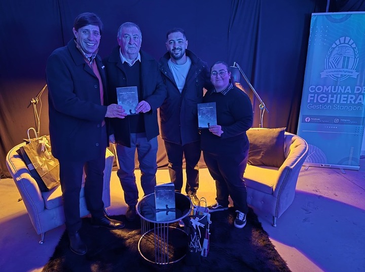 Imagen de Fighiera: El escritor local Alberto Aichino present&oacute; su novela de ciencia ficci&oacute;n �Destinos Truncados�