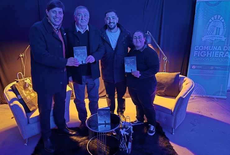 Imagen de Fighiera: El escritor local Alberto Aichino present&oacute; su novela de ciencia ficci&oacute;n �Destinos Truncados�