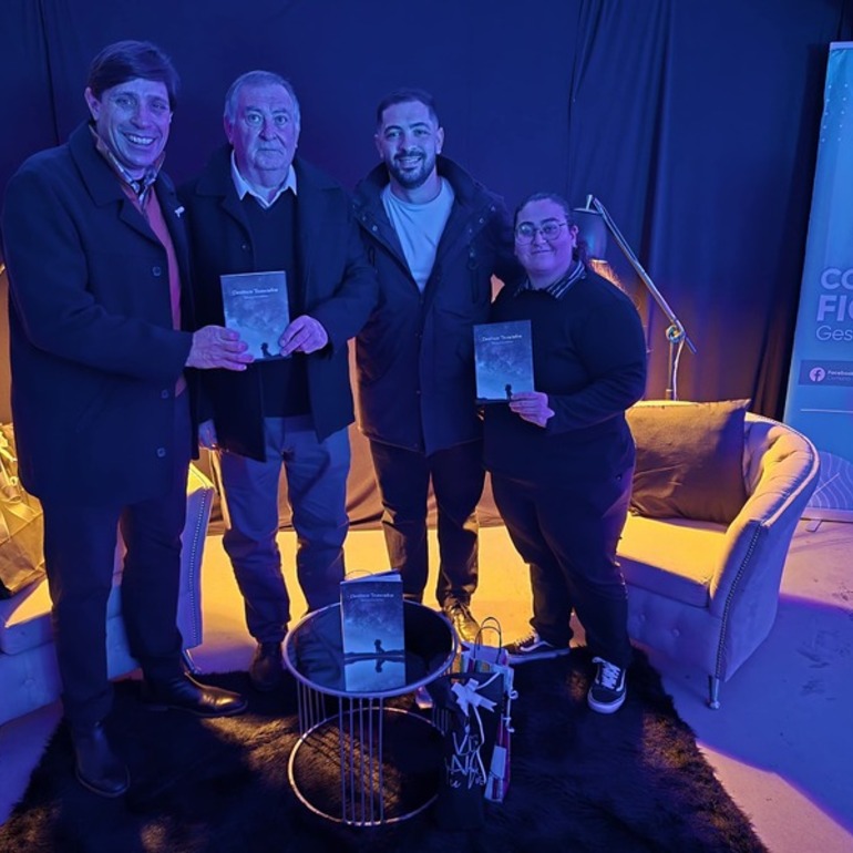 Imagen de Fighiera: El escritor local Alberto Aichino present&oacute; su novela de ciencia ficci&oacute;n �Destinos Truncados�