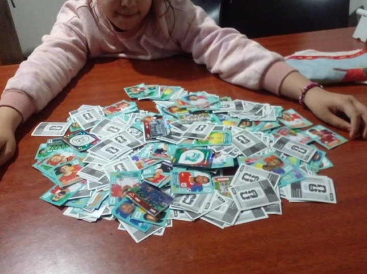 Imagen de La scaloneta de las figuritas: la familia de Fighiera que ya ayud&oacute; a llenar casi 80 &aacute;lbumes del Mundial