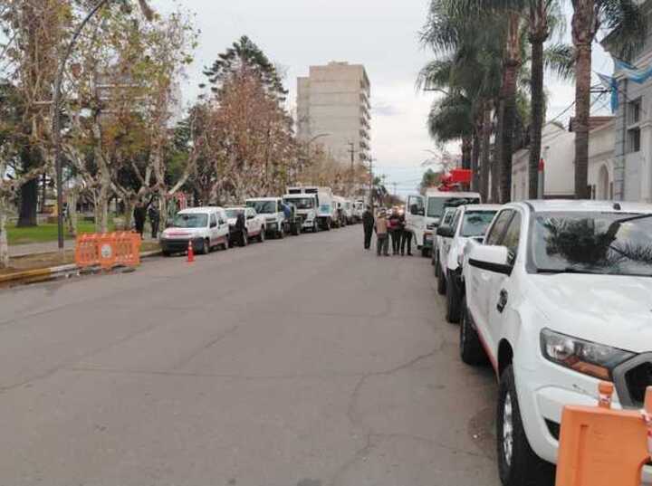 Ins&oacute;lito. Los veh&iacute;culos municipales salieron del corral&oacute;n pero para una manifestaci&oacute;n organizada por la Municipalidad
